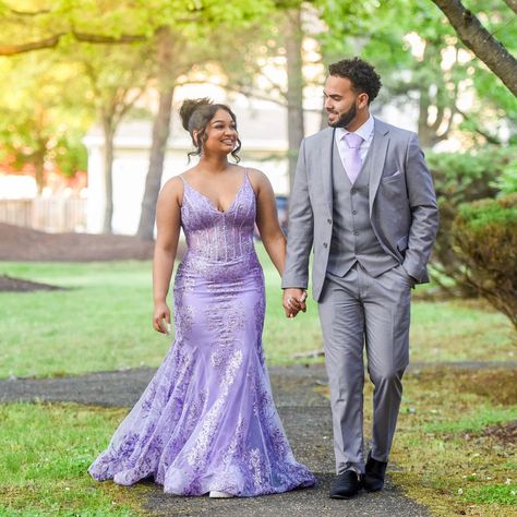 Lilac Prom Couple, Purple Prom Couple, Purple Prom Dress Mermaid, Tangled Prom, Girl Prom, Prom Picture Poses, Prom Picture, Prom Couples, Purple Prom