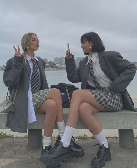 Punk School Uniform, Private School Uniforms, Hogwarts Uniform, Gossip Girl Aesthetic, Women Wearing Ties, School Uniform Outfits, School Uniform Fashion, Fly Logo, Best Friend Photos