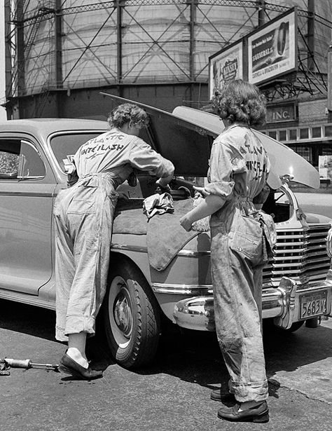 June 1943. Philadelphia, Pennsylvania. Women garage attendants at the Atlantic Refining Company. Dan Blocker, Shorpy Historical Photos, Vintage Mechanics, Woman Mechanic, Station Service, Women Working, Old Gas Stations, Lindy Hop, Porto Rico