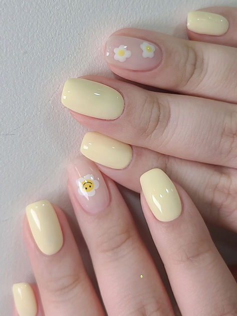 spring Korean nails: light yellow with a cute floral accent Korean Nail Designs, Korean Nail, Korean Nail Art, Hello Nails, Cute Simple Nails, Subtle Nails, Korean Nails, Minimal Nails, Blush Nails