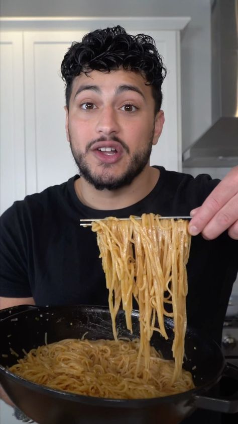 thegoldenbalance on Instagram: Soy Garlic Noodles 😭 14oz rice noodles 5 Tbsp butter 12 cloves garlic 2 green onions Sauce: 1/2 cup soy sauce 2 Tbsp of water mixed… Garlic Noodles, Onion Sauce, Water Mixes, Rice Noodles, Asian Dishes, Green Onions, Soy Sauce, Recipe Book, Onions