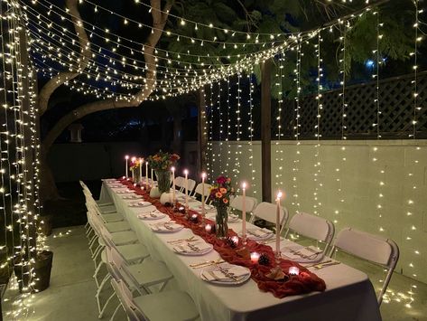 Open Air Birthday Party Decorations, Christmas Party Inspo Decor, Outdoor Christmas Party Decor, Friendsmas Party Decorations, Friends Xmas Party Ideas, Friendmas Party Decorations, Christmas Decor Ideas Dinner, Friendsmas Party Ideas Decorations, Backyard Christmas Party