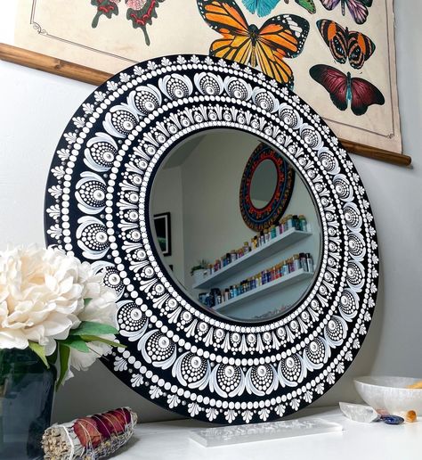 Mandala Painting With Mirror, Dot Mandala With Mirror, Mandala Mirror Art, Mirror Mandala Art, Dot Mandala Mirror, Mirror Mandala, Mandala Mirror, Painted Mirror Art, Paint Tutorials