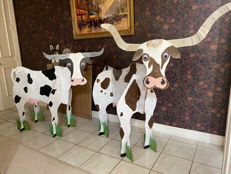 Cows made of cardboard for decorations at a square dance. Western Themed Decorations, Cardboard Silhouettes Diy, Rodeo Float Ideas, Diy Rodeo Decor, Western Decorations Cowboy Theme, Western Theme Parade Float Ideas, Western Hoco Theme, Wild West Halloween Decorations, Wild West Homecoming Float