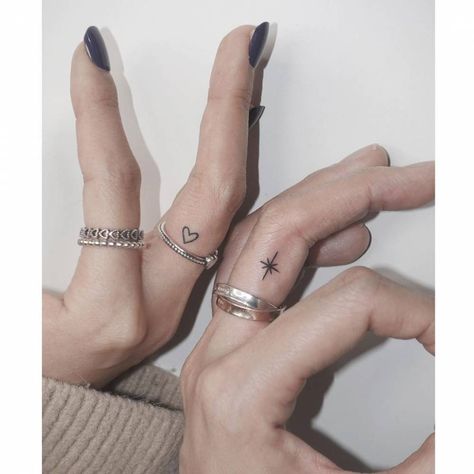 Heart And Star Tattoo, Tattoo For Best Friends, Tattoo Etoile, Small White Tattoos, Matching Bff Tattoos, Heart Tattoo On Finger, Birthday Tattoo, Finger Tattoo For Women, Star Tattoo