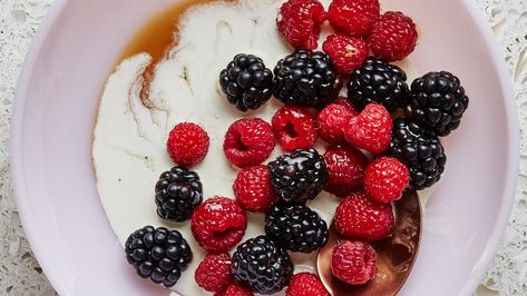 Berries and cream, that perfect simple summery dessert, explained by Carla Lalli Music and accompanied with storage tips. Best Summer Desserts, Berries And Cream, Dessert To Make, Avocado Chocolate Pudding, Chocolate Pudding Recipes, Healthy Summer Desserts, Berry Dessert, Dessert Aux Fruits, Star Food