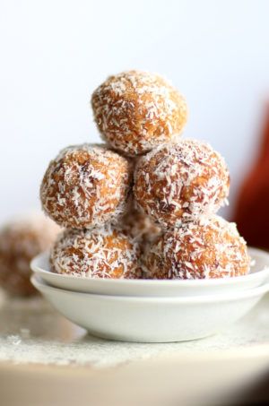 Easy Vegan Carrot Cake Bites Recipe! These Spiced Nut and Carrot Cake Balls Need just 8 ingredients and 15 minutes. Grainfree Carrot Cake Bliss Balls. Roll in coconut or dress with vegan cream cheese glaze. #CarrotCakeBites #Vegan #Glutenfree #Grainfree #Soyfree #healthy #VeganRicha VeganRicha.com Cake Pops Healthy, Quick Carrot Cake, Paleo Energy Bites, Cake Bites Recipe, Carrot Cake Ice Cream, Carrot Cake Bites, Carrot Cake Balls, Vegan Carrot Cake, Carrot Spice Cake