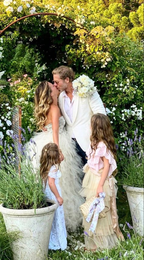 Teen Decor, Anniversary Celebration, Family Love, Flower Girl Dresses, Couple Photos, France, Wedding Dress, Celebrities, Instagram