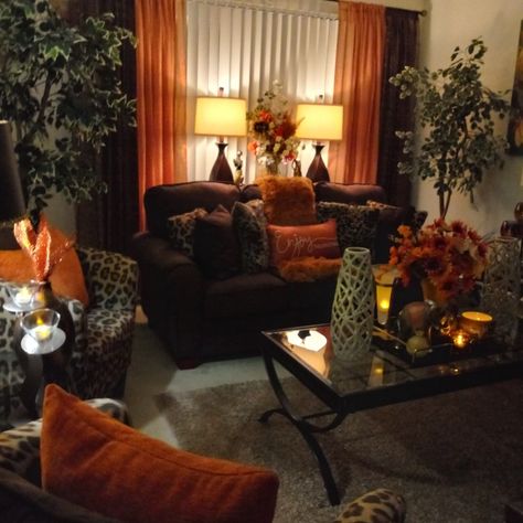 Brown Furniture Living Room Ideas, Brown And Orange Living Room Ideas, Chocolate Brown Couch Living Room Ideas, Home Decor Styles Modern, Brown Living Room Decorating Ideas, Orange Living Room Decor Ideas, Diva Room, Types Of Home Decor Styles, Home Gel Nails