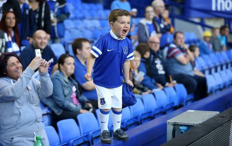 A young Everton fan shouts his encouragement during the Capital One Cup second-round match against Stevenage Simon Stacpoole/Offside Football Fans Photography, Everton Football Club, Football Drawing, British Culture, Goodison Park, Sport Of Kings, Manchester United Football Club, English Football, Everton Fc