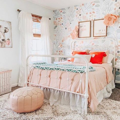 Image may contain: bedroom and indoor  #Regram via @B1gv_YdA-Q4 All White Room, Teen Girl Room Decor, Teen Girl Room, Teen Girl Bedroom, Bedroom Photos, Spring Wallpaper, Professional Style