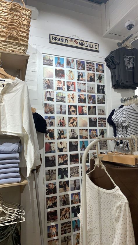 Brandy Melville Room Ideas, Aesthetic Door Sign Ideas, Brandy Melville Inspired Room, Brandy Melville Room Decor, Working At Brandy Melville, Brandy Melville Decor, Brandy Melville Room Aesthetic, Brandy Melville Aesthetic Room, Brandy Melville Aesthetic Bedroom