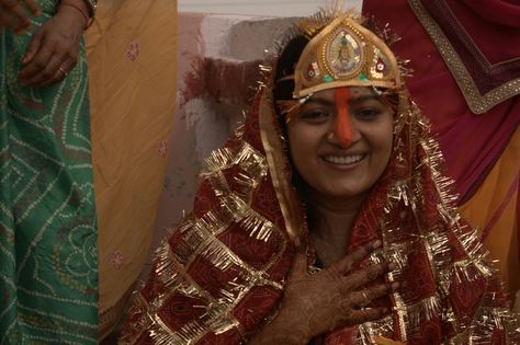 In bihari weddings bride has to wear orange coloured sindoor from bridge of nose. Bihari Culture Aesthetic, Bihari Bride, Bihari Wedding, Engagement Saree, Pretty Wedding Dresses, Indian Wedding Outfits, Visual Representation, Wedding Outfits, Pretty Wedding