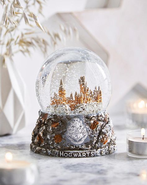 Harry Potter Snow Globe, Hogwarts Decor, School Crest, Harry Potter Hogwarts Castle, Globe Gift, School Of Witchcraft, Hogwarts Castle, Soo Jin, Harry Potter Collection