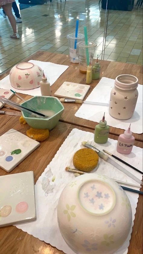 Pottery Class Date, Pottery Painting Class Aesthetic, Pottery Cafe Aesthetic, Pottery Painting Best Friends, Pottery Class Ideas Ceramic Art, Cute Aesthetic Pottery, Activities To Do With Best Friends, Pottery Painting Photoshoot, Pottery Painting With Friends Aesthetic