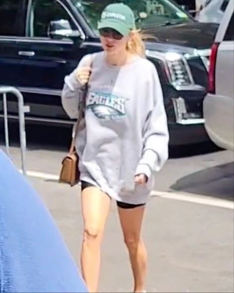 Taylor Swift Casual, Electric Lady Studios, Eagles Sweatshirt, Taylor Swift Street Style, Taylor Outfits, Glamorous Outfits, Nyc Studio, Estilo Taylor Swift, Taylor Swift Outfits