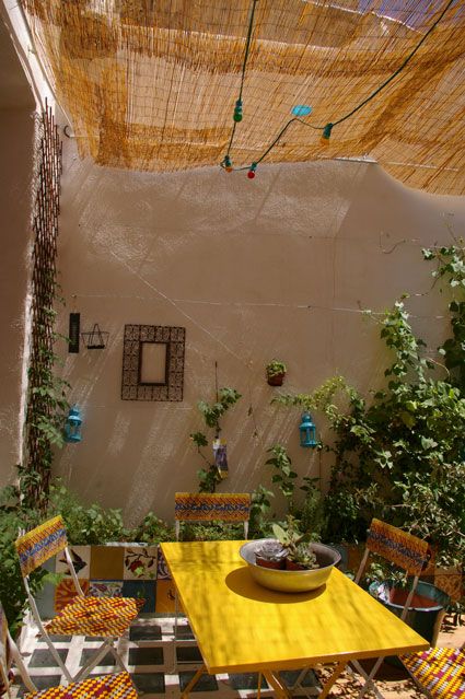 Stick canopy. Marseilles France, Patio Chico, Shade Landscaping, Private Courtyard, Small Courtyard Gardens, Backyard Shade, Small Courtyards, Patio Roof, Patio Interior