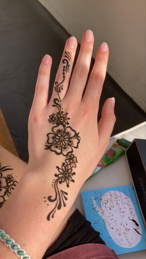 Hand Henna Designs Flower, Hand Hannah Tattoo, Simple Hannah Design, Cute Hand Henna, Adina Core, Things To Draw On Ur Hand, Simple Henna Patterns, Simple Henna Designs Hand, Kids Henna