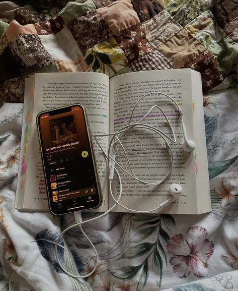 Twilight Aesthetic Book, Music Earphones Aesthetic, Reading Twilight, Making Playlists, Book And Bed, Shatter Me Book, Earphones Aesthetic, Music Earphones, Twilight Aesthetic