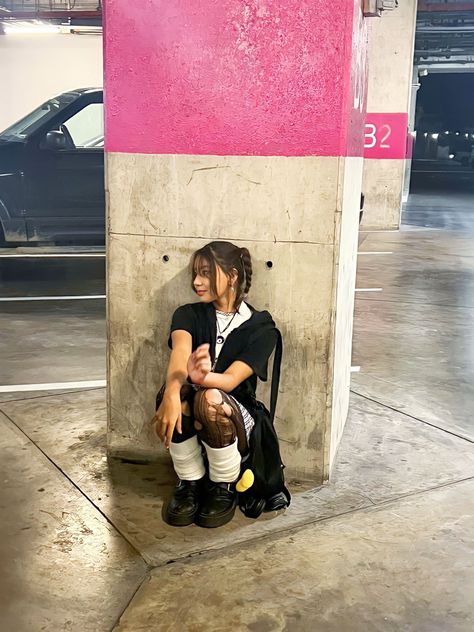 Fotos aesthetics en estacionamiento Y2k Photoshoot Ideas Street Styles, Grunge Photoshoot, Y2k Photoshoot, Garage Photoshoot, Foto Inspo, Fotos Ideas, Insta Feed, Selfie Ideas Instagram, Selfie Ideas