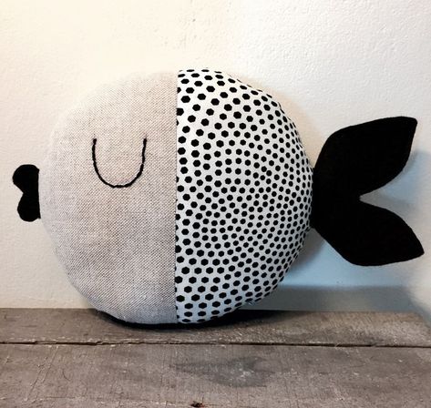 Fish Pillows Diy, Fish Soft Toy, Deco Theme Marin, Fish Pillow, Handmade Stuffed Toys, Fabric Fish, Baby Toys Diy, Animal Sewing Patterns, Sewing Stuffed Animals