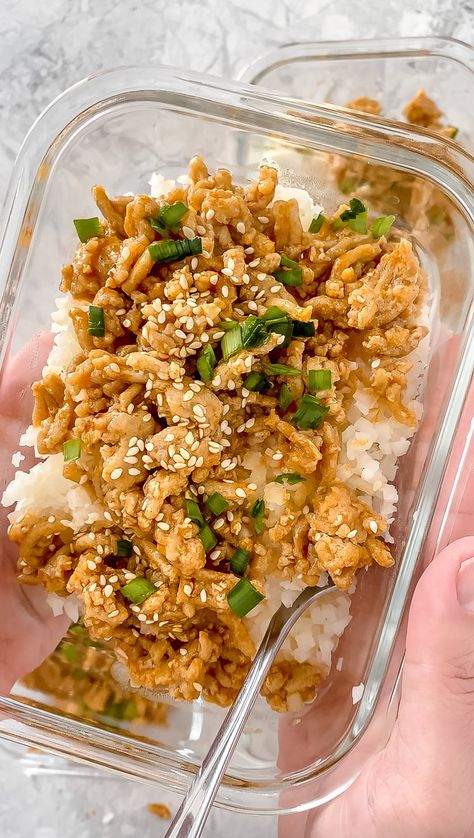 This Meal Prep Firecracker Ground Chicken is served with cauliflower rice and is a delicious low-carb recipe that can be prepared in less than 30 minutes. Made with ingredients like ground chicken, chili oil, monk fruit sweetener, and hot sauce, each bite is bursting with savory, sweet, and spicy flavor! #realbalancedblog #30minuterecipes #mealprep Firecracker Ground Chicken, Ground Chicken Chili, Monk Fruit Sweetener, Delicious Low Carb Recipes, Low Carb Meal Prep, Cooking Chicken, Monk Fruit, Vegetarian Soup, Low Carb Dinner Recipes