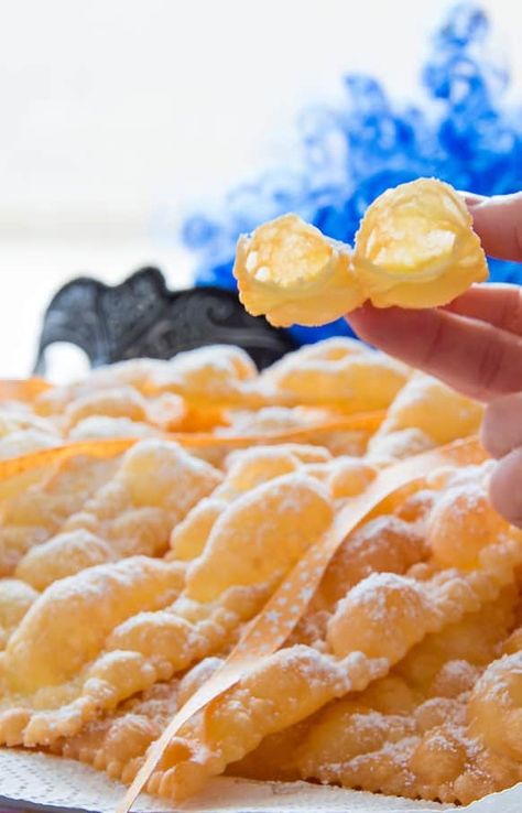 Chiacchiere (Crostoli): Crispy, Bubbly Fried Dough from Italy : Italian Recipe Book Crostoli Recipe, Italian Carnival, Italian Cookie Recipes, Italian Pastries, Italian Recipe, Fried Dough, Italian Cookies, Snacks Für Party, Italian Desserts