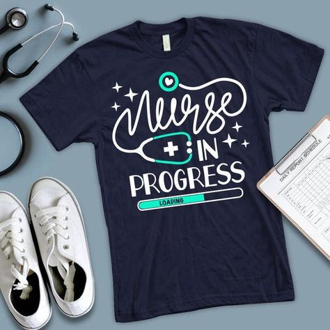 Nurses Week Quotes, Nurse In Progress, Nurse Ideas, Nursing Student Shirts, Nursing School Shirts, Nurse Stethoscope, Hundreds Chart, Nurse Student, Nursing Life