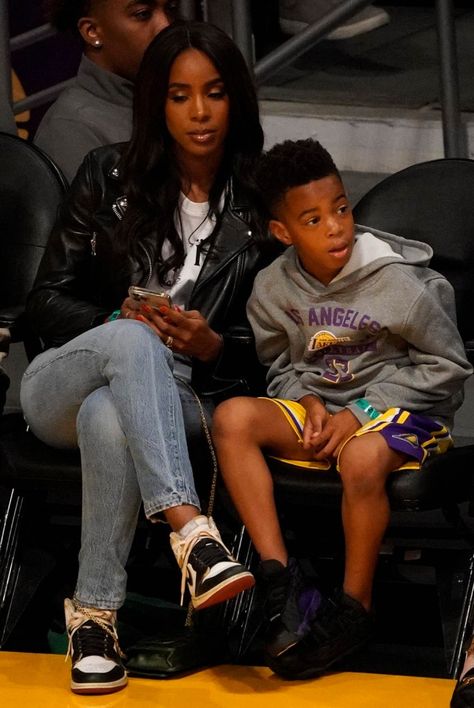 Kelly Rowland Serves Street Style With Son Titan at Lakers Game – Footwear News Kelly Rowland Style, Jordan 1 Sneakers, Lakers Game, Black Leather Motorcycle Jacket, Mommy Goals, Kelly Rowland, Influencers Fashion, Black Excellence, Famous Faces