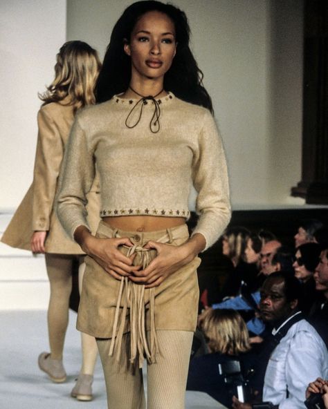 Brandi Quiñones at Daniel Hechter Fall/Winter 1994 Ready-to-Wear. (#BrandiQuiñones #DanielHechter #RTW #FW #1994 #90s #90sFashion #Fashion) Brandy Quinones, Brandi Quinones, Daniel Hechter, 1990s Fashion, Brand Me, Model Life, 90s Fashion, Brandy, Ready To Wear