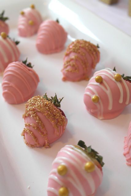 Pink and Gold Strawberries: Could be a good idea as a snack? An alternative could be Pink and Gold/Dark Chocolate Bananas? Bridal Shower Treats, Fest Mad, Pink Wedding Colors, Pink Chocolate, Shower Inspiration, Baby Shower Inspiration, Shower Food, Snacks Für Party, Pink Sugar