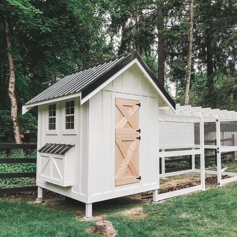 Heidi Rus on Instagram: “Dutch door is up! I still haven’t stained it and I’m not sure if I will or just seal it. And I still have to find the latch hardware but…” Chicken Coops Homemade, Cheap Chicken Coop, Chicken Coop Backyard, Latch Hardware, Cheap Chicken Coops, Cute Chicken Coops, Small Chicken Coops, Easy Chicken Coop, Chicken Shed