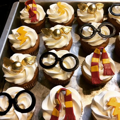 Backen Tort Harry Potter, Baby Harry Potter, Harry Potter Desserts, Gateau Harry Potter, Harry Potter Shower, Harry Potter Cupcakes, Harry Potter Theme Birthday, Birthday Cupcakes Decoration, Harry Potter Birthday Cake