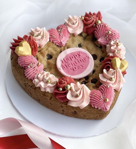 Valentines Theme Desserts, Cookie Cakes Valentines Day, Small Pastry Business Ideas, Valentines Day Brownies Ideas, Valentines Bakery Box Ideas, Cookie Cake Valentines Day, Valentines Bake Sale Ideas, Valentines Mini Cake, Valentine’s Day Cookie Cake