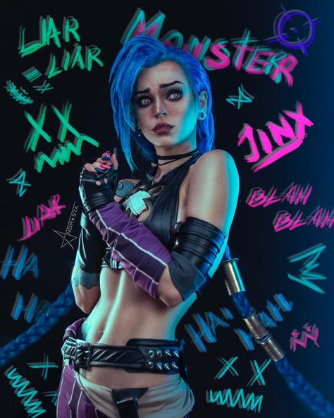 Cosplay Jinx, Jinx From Arcane, Vi Cosplay, Cosplay League Of Legends, Jinx Cosplay, Episode Interactive Backgrounds, Jinx League Of Legends, League Of Legends Characters, Female Pose Reference