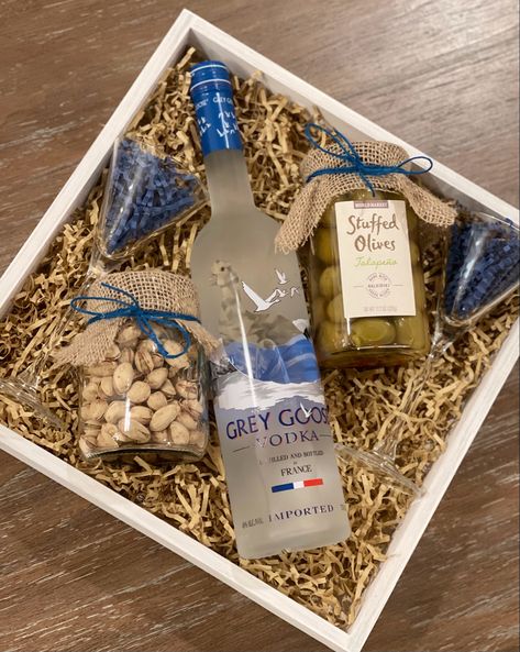 Perfect house warming gift for the one who loves vodka! Grey Goose Gift Basket, Whiskey Gift Basket Ideas Diy, Gin Gift Basket Ideas, Birthday Alcohol Gift Ideas, Vodka Gift Basket Ideas, Alcohol Baskets Ideas, Alcohol Basket Ideas, Vodka Gift Ideas, Whiskey Gift Basket