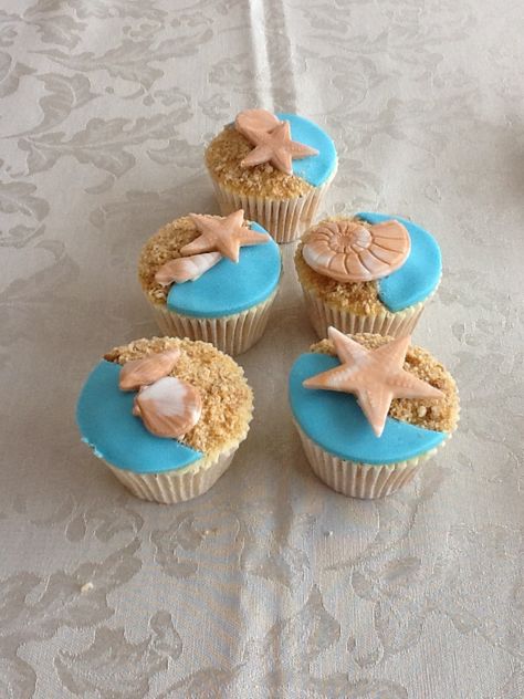 Beach theme cupcakes Seaside Cupcakes, Summer Themed Cupcakes, Beach Themed Cupcakes, Beach Party Food, Beach Theme Cupcakes, Tropical Cupcakes, Beach Cupcakes, Cake Competition, Beach Themed Cakes