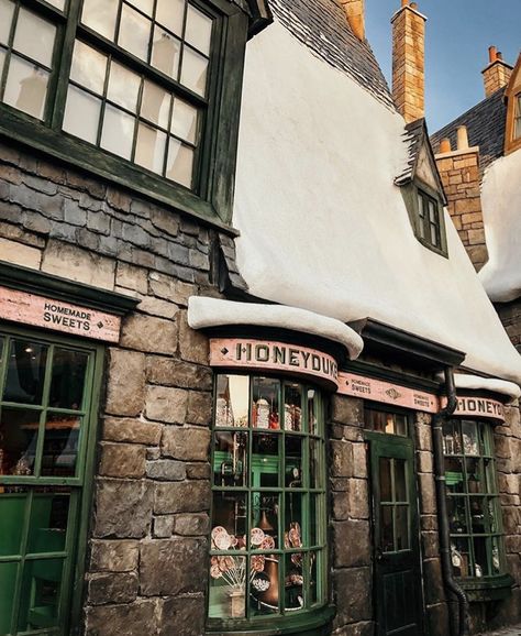 Harry Potter Hogsmeade Aesthetic, Hogs Meade Aesthetic, Honeydukes Aesthetic, Hogsmeade Shops, Wizarding World Aesthetic, Hogsmeade Aesthetic, Hp Shifting, Hogwarts Hogsmeade, Hogwarts Visuals