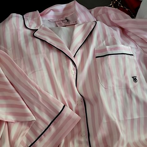 Tela Victoria Secret, Victoria Secret Sleep Wear Pajamas, Victoria Secrets Pyjama, Vs Pajamas Set, Victoria Secret Robe Aesthetic, Vs Pajama Set, Victoria's Secret Pajamas, Victorias Secret Pajama Set, Victoria Secret Sleepover