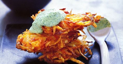 Carrot and potato hash browns with spinach cream Easy Hashbrowns, Meals For The Family, Garlic Spinach, Grated Potato, Potato Hash, Carrots And Potatoes, Healthy Recipe Ideas, Creamed Spinach, Hash Browns