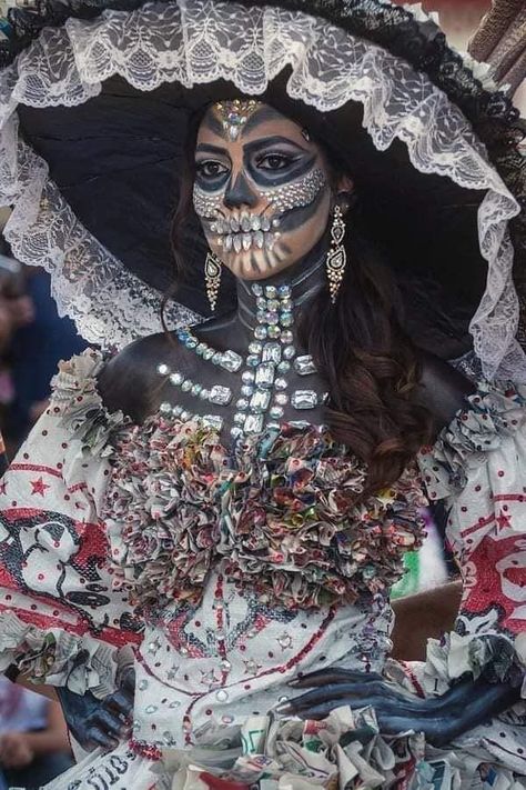 Evil Makeup, Beautiful Spiders, Catrina Costume, Spiders Webs, Ancient Egypt Fashion, Sugar Skull Decor, Sugar Skull Costume, Mexican Artwork, Mexican Art Tattoos