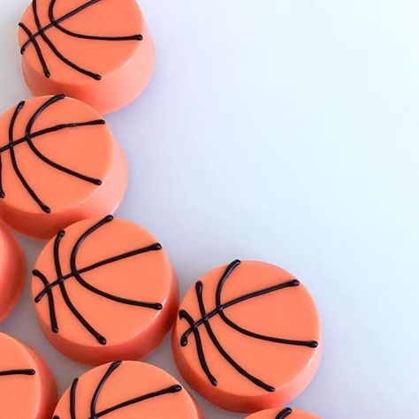 angelιca garcιa ║ red ғloυr on Instagram: "Chocolate Covered Oreos, Rice Krispies Treats, Cake Pops and Glazed Donuts 🏀 Piping with chocolate is not the same as royal icing 😅 ・・・・・・・・・・・・・・・・・・・・・ #Basketball #BasketballFan #SportsParty #BasketballParty #BasketballCookies #LoveAndBasketball #CustomMadeToOrder #Chocolate #ChocolateCoveredOreos #OreoCookies #BasketballCake #BasketballCakePops #RiceKrispiesTreats #BasketballDonuts #OrangeAndBlack #RedFlourCreations #Redlands #California #CakePops #Cake #Desserts #DessertTable #PartyPlanners #Mompreneur #MoreThanABaker" Basketball Rice Krispie Treats, Basketball Cake Pops, Basketball Cookies, Cake Pop Designs, Basketball Cake, Basketball Party, Basketball Birthday, Chocolate Covered Treats, Donut Glaze