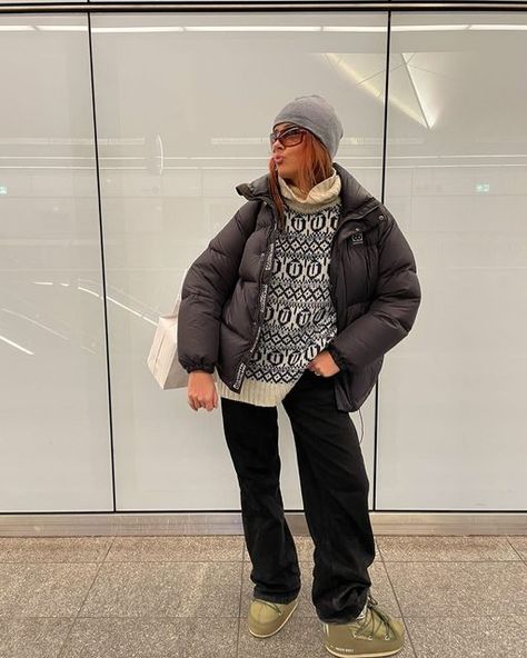 Northface Boots Outfit, Moon Boots With Jeans, Styling Moon Boots, Puffer Boots Outfit, How To Style Moon Boots, Moon Boots Outfit Style, Really Cold Weather Outfits, Inuikii Boots Outfit, Moon Boots Outfit Winter