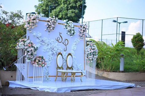 Wedding Backdrop Decorations Receptions, Gomesi Uganda Wedding, Gomesi Uganda, Wedding Backdrop Design Outdoor, Traditional Wedding Backdrop, Backdrop For Wedding Reception, Uganda Wedding, Wedding Photobooth Ideas, Ugandan Wedding