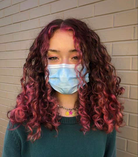 Curly Color, Dyed Curly Hair, Dip Dye Hair, Hair Color Underneath, Red Curly Hair, Extension Hair, Hair Color Streaks, Hair Streaks, Colored Curly Hair