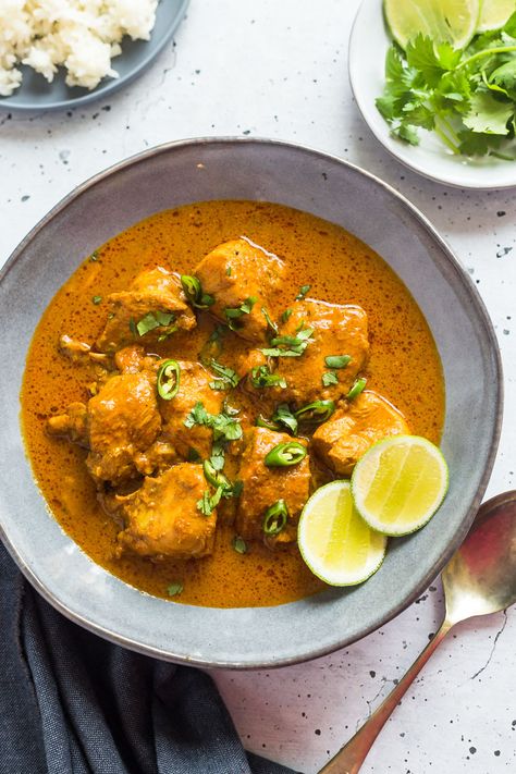 Sri Lankan Chicken Curry - Love & other Spices Best Chicken Curry, Sri Lankan Chicken, Sri Lankan Chicken Curry, General Tso's Chicken Recipe, Sri Lankan Curry, Chicken Curry Recipe, Sri Lankan Recipes, Doner Kebab, Indian Chicken