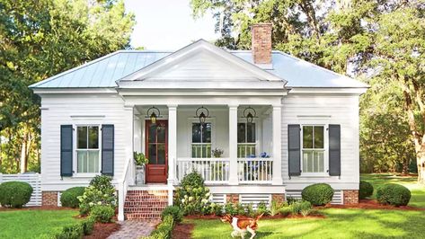 Small Guest Rooms, Southern Cottage, Small Cottage Homes, Casas Coloniales, White Cottage, Small Cottage, Patio Interior, Cottage House Plans, Tiny House Plans