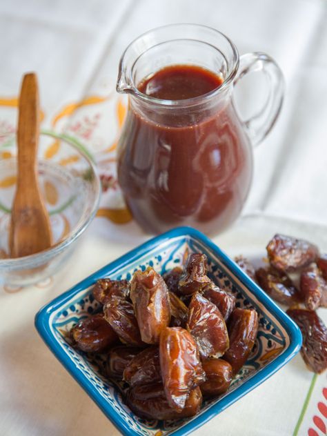 Date Honey Syrup - Recipe for Middle Eastern Silan, sweet condiment made only of pure natural dates on ToriAvey.com Spreads, Daniel Fast Recipes, Honey Syrup, Sukkot, Dessert Sauces, Syrup Recipe, Middle Eastern Recipes, Bread Pudding, Savoury Dishes