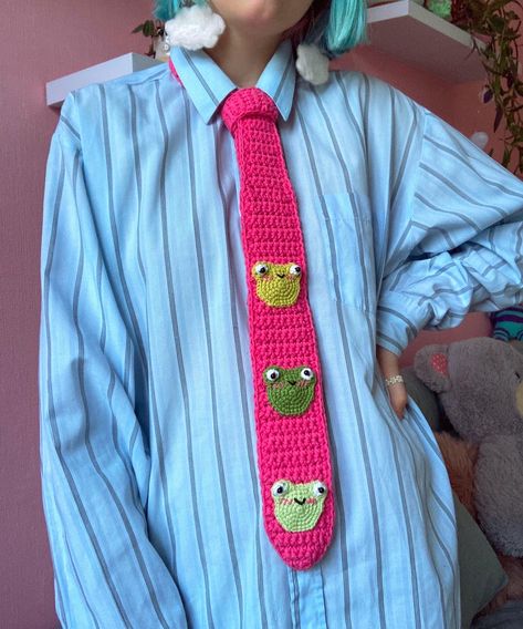 Crochet pink tie with frogs Crochet Accessories Outfit, Tie Knitting Pattern, Crochet Frog Accessories, Crochet Ideas With Pink Yarn, Crochet Tie Pattern, Little Crochet Gifts, Crochet Gifts For Grandma, Ties Aesthetic, Frogs Crochet