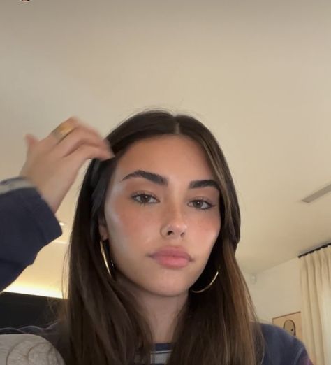 Madison Beer Natural Makeup, Madison Beer Bare Face, Madison Beer Face Claim, White Water Line Makeup Looks, Madison Beer Eyebrows, Madison Beer Without Makeup, Big Cheekbones, Madison Beer No Makeup, Madison Beer Side Profile